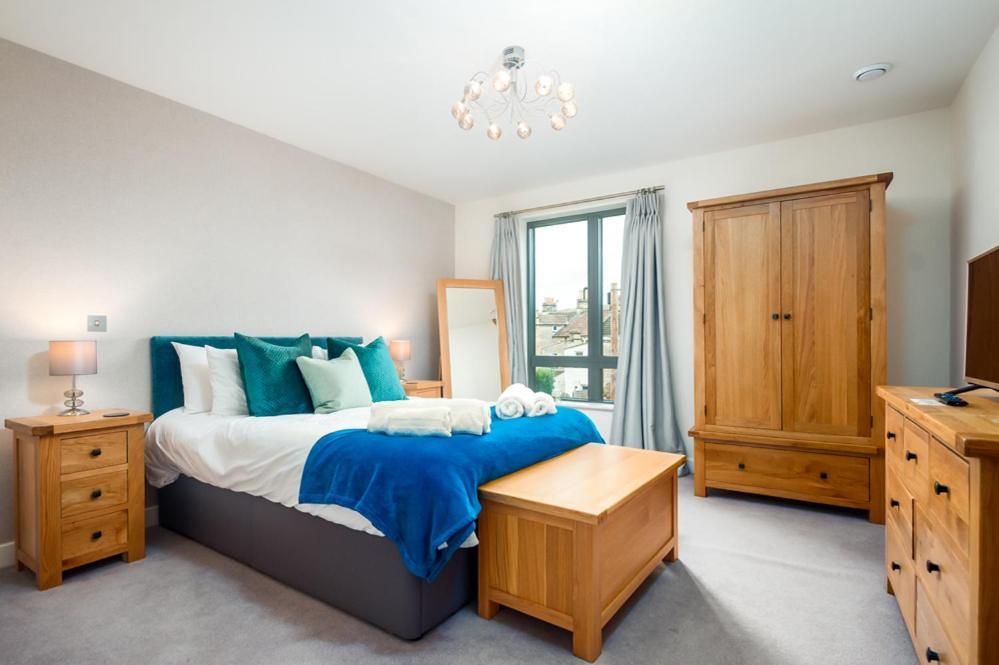 Solar Sanctuary- Skyline Balcony, City Centre, Three Floors, King Beds, Netflix And More! Bath Dış mekan fotoğraf